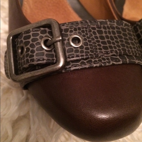 Michelle D buckle toe brown leather pumps size 9 - Picture 4 of 8